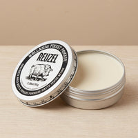Reuzel Concrete Hold Matte Pomade - tarro abierto con contenido
