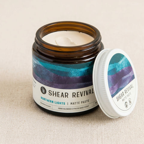 Shear Revival Northern Lights Matte Paste, tarro abierto con producto