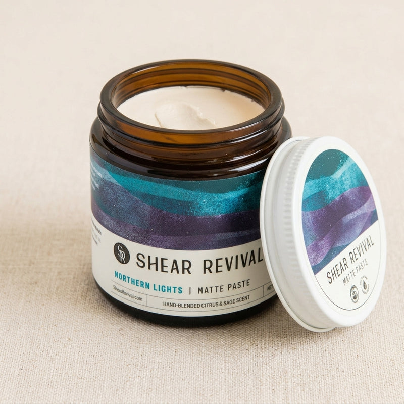 Shear Revival Northern Lights Matte Paste, tarro abierto con producto