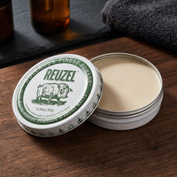 Reuzel Clay Matte Pomade - open potje met zichtbare inhoud en textuur