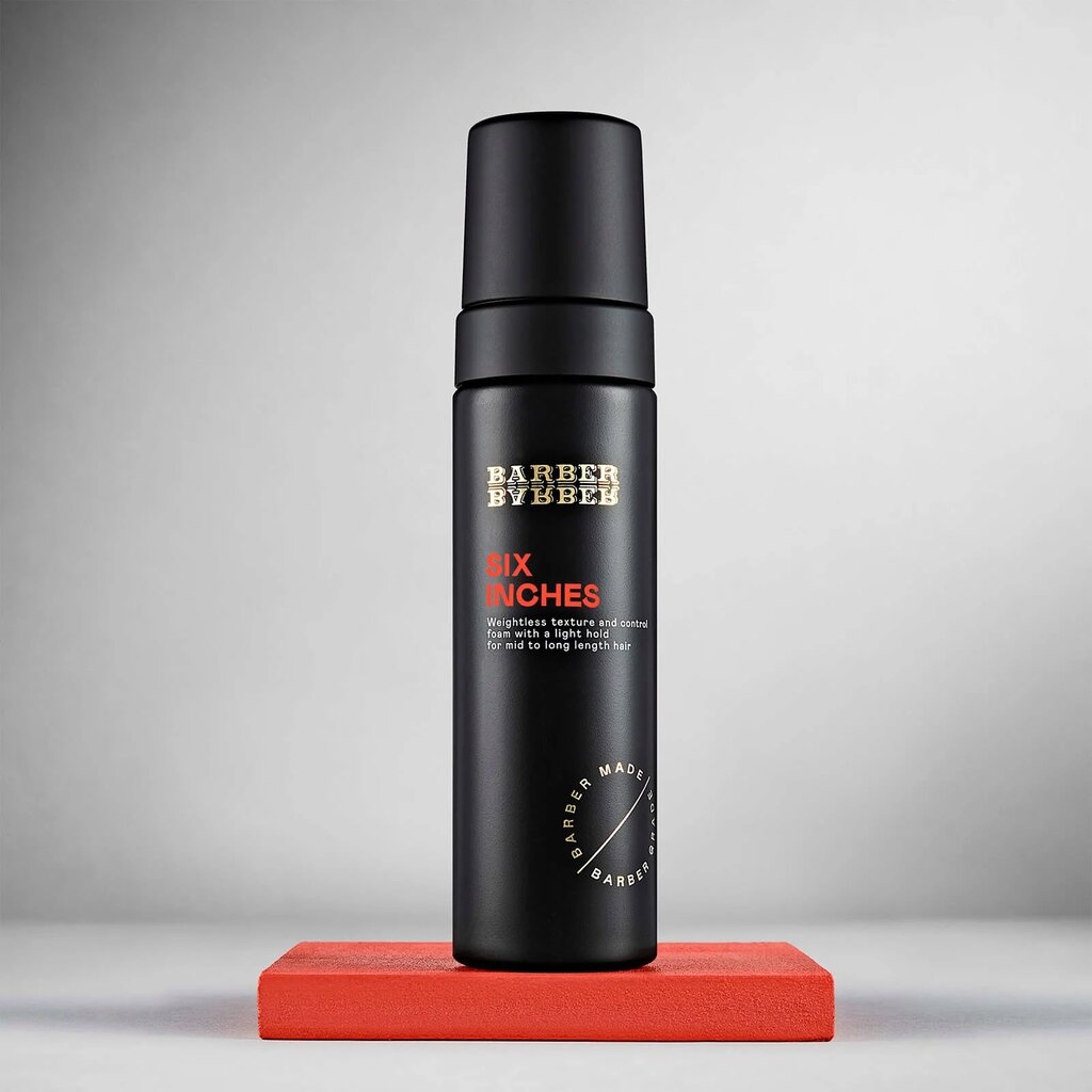 BARBER BARBER Six Inches Weightless Texture Foam 200ml, botella con dosificador sobre bloque rojo, estudio gris