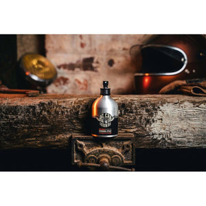 Oil Can Grooming Benchmark Grooming Spray, botella sobre viga de madera en taller vintage