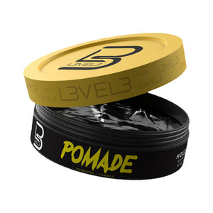 Level3 Transparant Pomade, tarro abierto con tapa amarilla inclinada, pomada transparente visible, estudio blanco