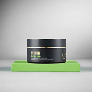 BARBER BARBER Ton Up Water-Based Pomade 100g, tarro negro sobre bloque verde, estudio gris
