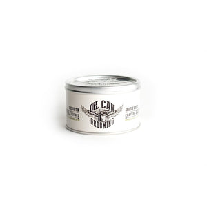 Oil Can Grooming Crafting Clay, vista frontal de tarro sobre fondo blanco