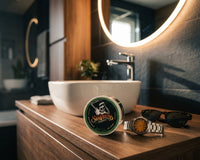 Suavecito Matte Pomade - product in moderne thuis-setting