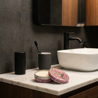 Reuzel Pink Pomade Grease - product in moderne thuis-setting