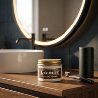 Layrite Superhold Pomade - product in moderne thuis-setting