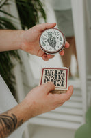 By Elementum Ignis pomade, gesloten pot met Ignis-deksel naast de geopende Made in Poland-verpakking