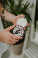 By Elementum Ignis oliebasis pomade, geopende pot met zichtbare crèmekleurige pomade en deksel met Ignis-logo