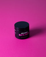 Arcadian Matte Paste, pot onder een hoek tegen magenta achtergrond
