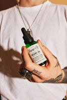 Pomp & Co. Beard Oil, close-up van het flesje met leesbaar etiket