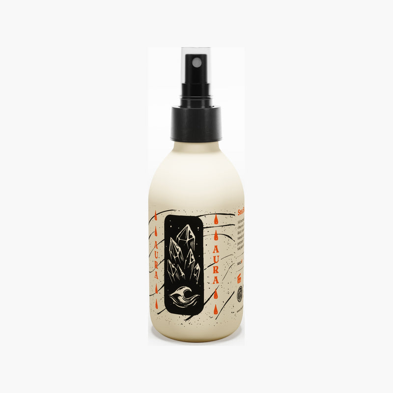By Elementum Aura Sea Salt Spray, vista frontal del bote de spray con etiqueta de cristales sobre fondo blanco