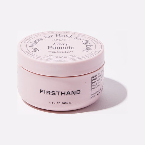 Firsthand Supply Pomada clay, tarro rosa inclinado con tapa y nombre de la marca