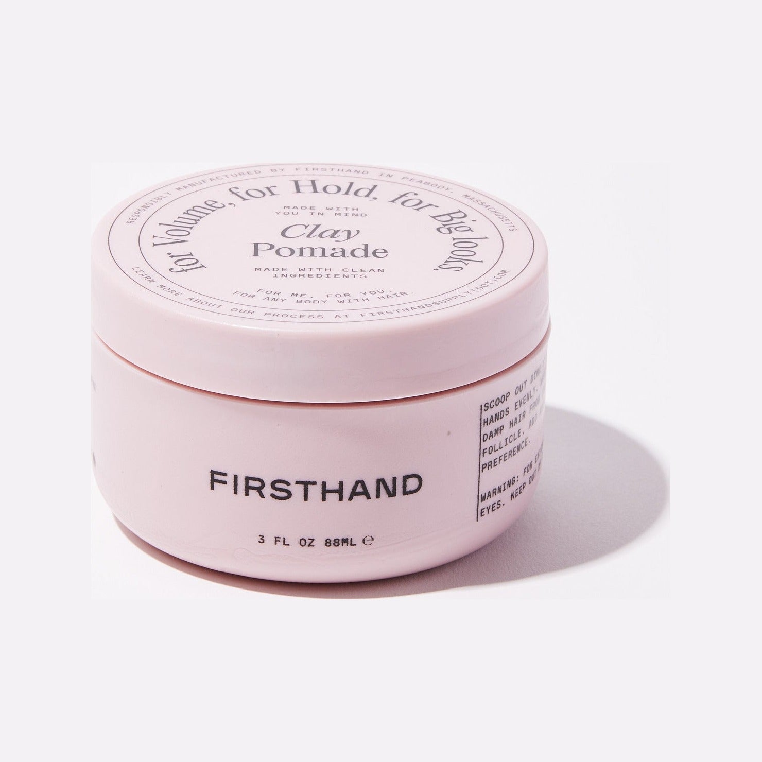 Firsthand Supply Pomada clay, tarro rosa inclinado con tapa y nombre de la marca