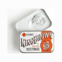 King Brown Paste Pomade - lata abierta con tapa y una porción de pasta blanca al lado