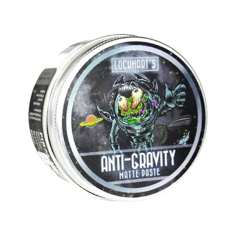Lockhart's Anti Gravity Matte Paste, lata con ilustración de monstruo espacial, vista inclinada