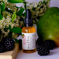 By Elementum Mollis Floral Beard Oil, con flores blancas, moras y mango