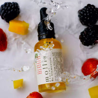 By Elementum Mollis Floral Beard Oil, flat-lay con fruta fresca