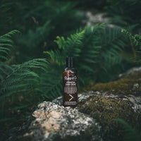 Pomp & Co. Shave Creme, botella en entorno natural