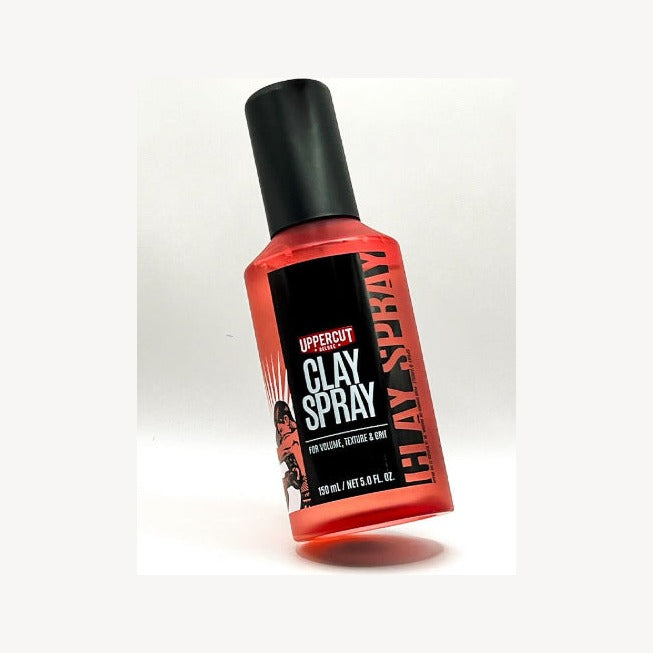 Uppercut Clay Spray - vista frontal de frasco rojo de 150 ml con tapón negro y etiqueta